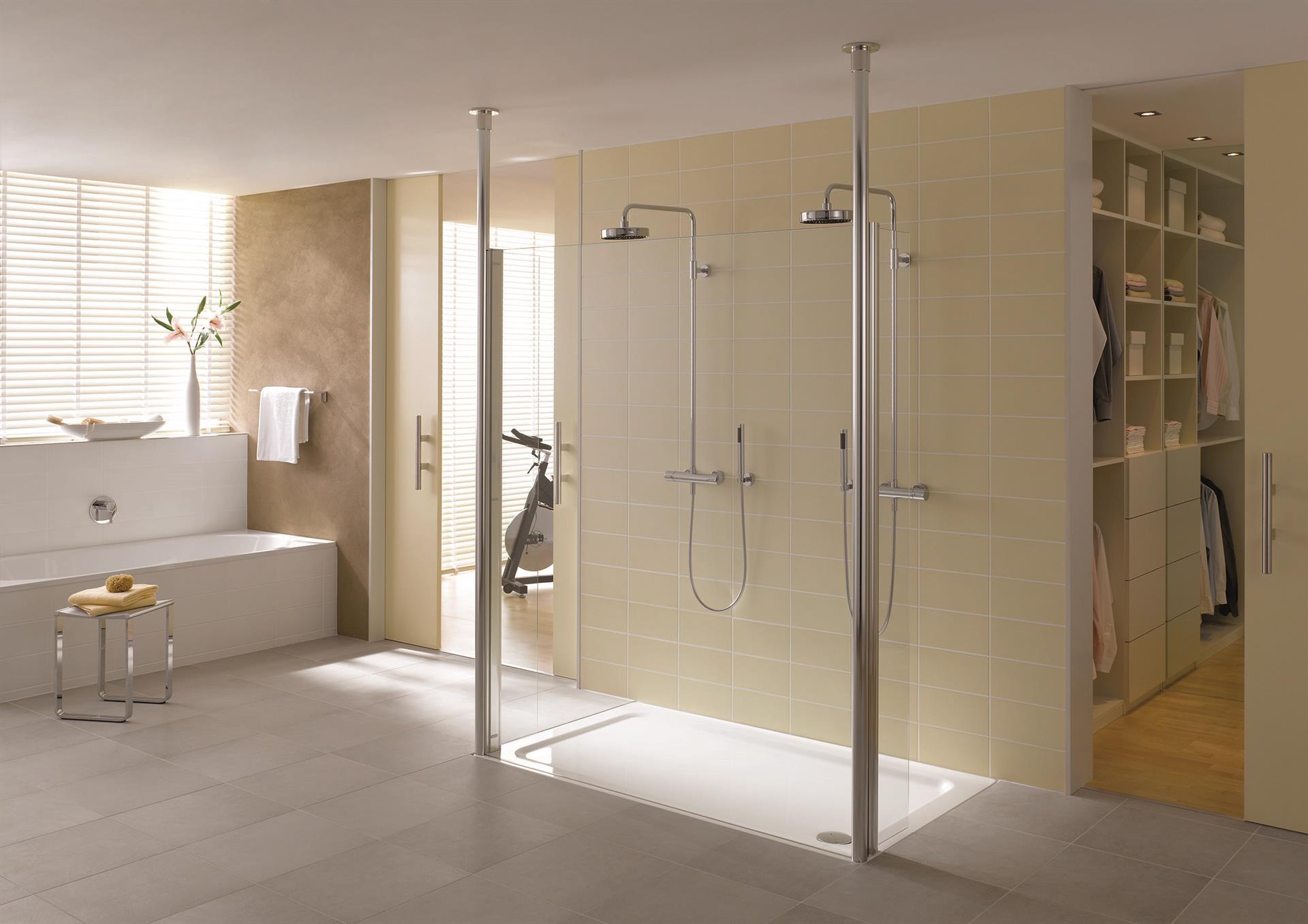 Rollstuhlgerechtes Badezimmer mit breitem Durchgang und übergangsloser Dusche