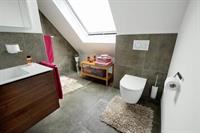 Badezimmer mit Toilette und Waschbecken renoviert