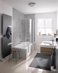 Badewanne im neuen Stil mit Trennwand