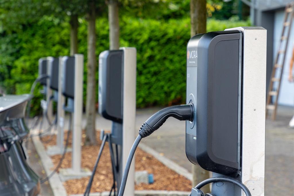 Reihe von Ladesäulen