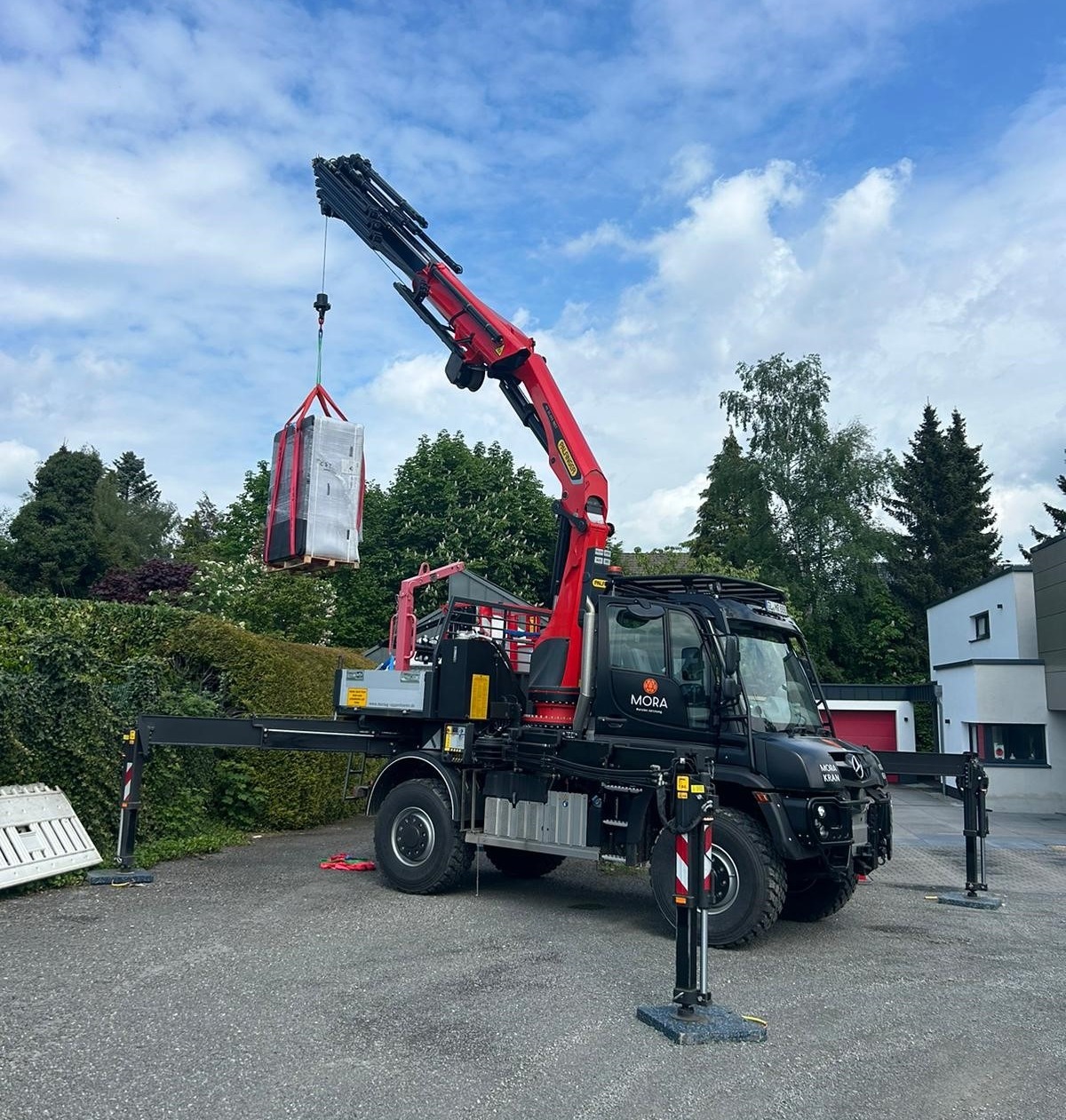 Unimog mit Ladekran zur Miete