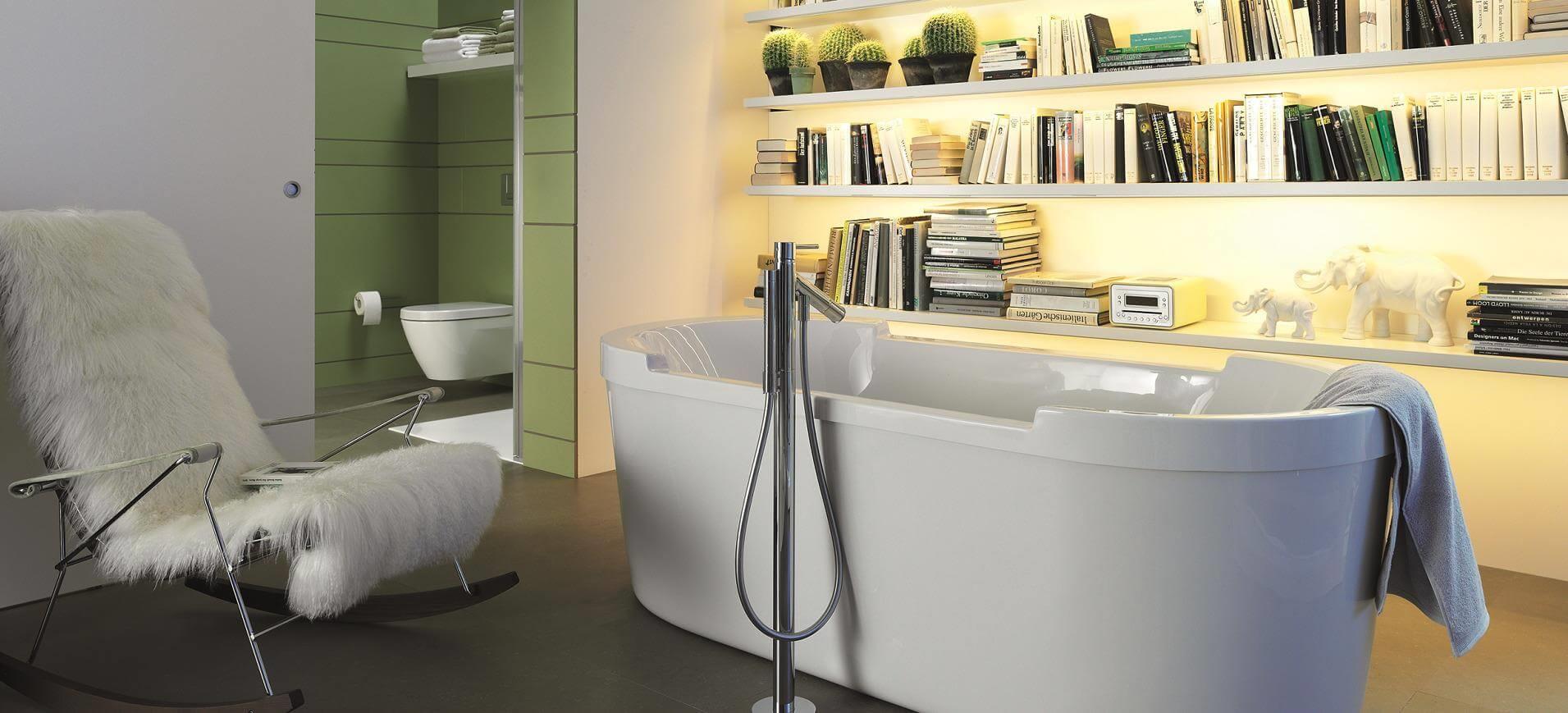 Bad mit Sessel und freistehende Badewanne