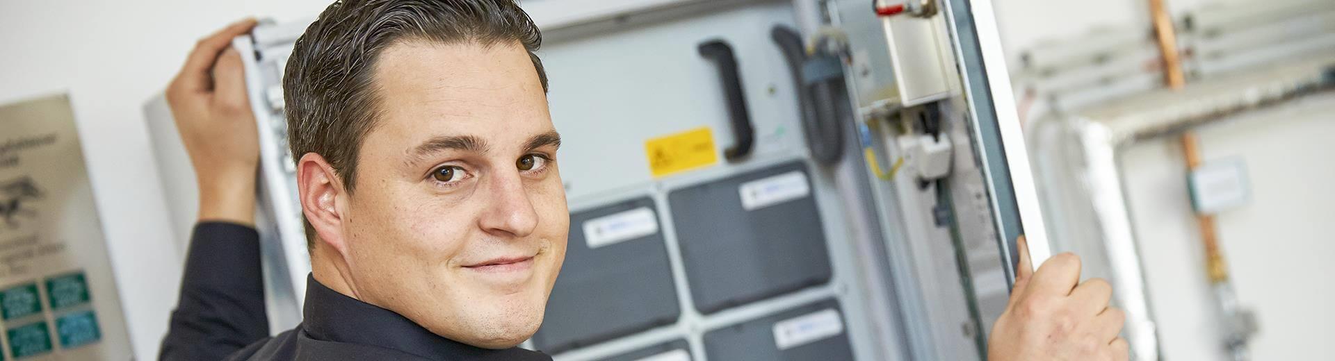 Christian Montag am Schaltkasten
