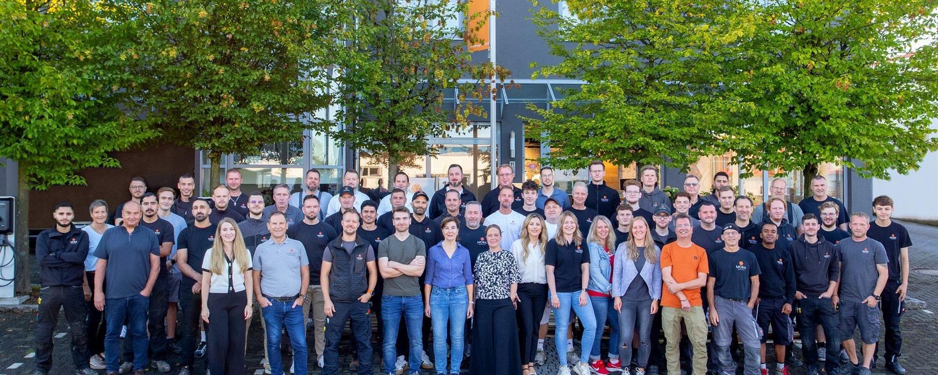 Gruppenfoto Techniker, Büroangestellte und Geschäftsführung von Montag & Rappenhöner GmbH