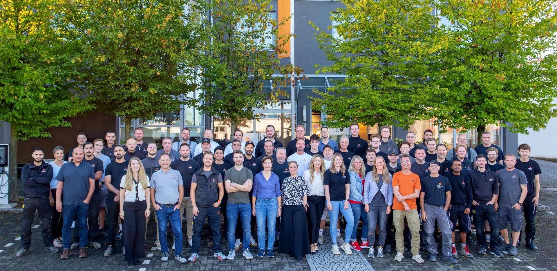 Gruppenfoto Techniker, Büroangestellte und Geschäftsführung von Montag & Rappenhöner GmbH